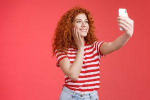 mulher ruiva tirando selfie, digital influencer