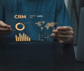 O que é CRM? 10 benefícios para negócios online